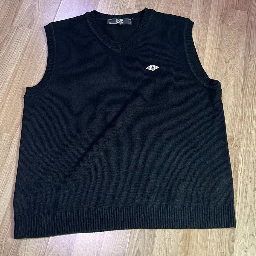 [BUNJANG] Columbia University 1754 CROWN V-Neck Vest Sweater Black / 컬럼비아 유니버시티 1754 CROWN V NECK VEST SWEATER 블랙