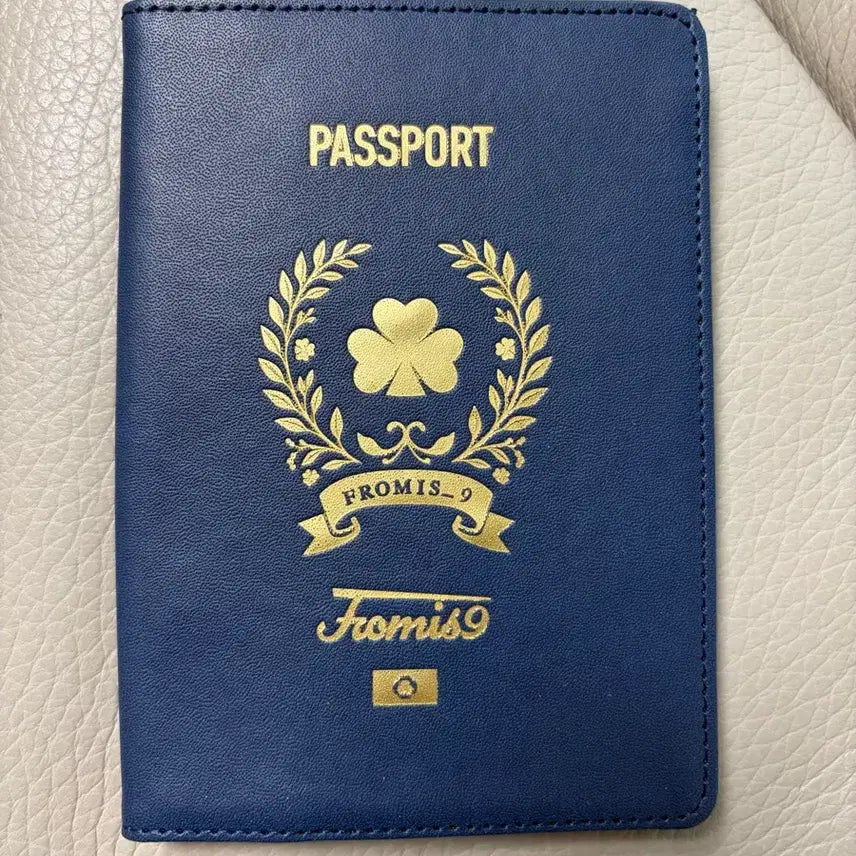 [BUNJANG] fromis_9 Passport Case Navy / 프로미스나인 여권 케이스
