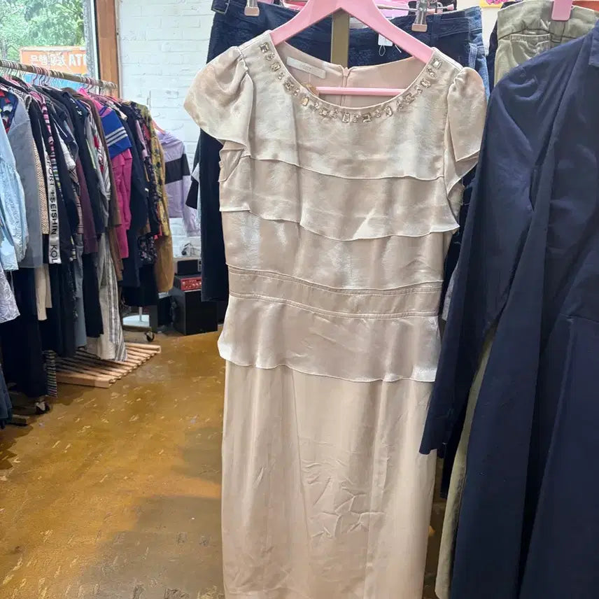 [BUNJANG] Jigott Beige Shirring Midi Dress / 지고트 베이지 셔링 원피스