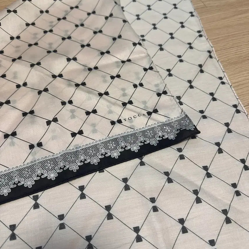 [BUNJANG] TOCCA Black Lace 60x60 Scarf / [TOCCA]블랙 레이스 핑크 손수건 스카프 60X60
