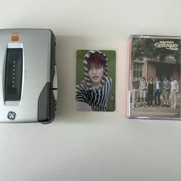 [BUNJANG] RIIZE Cassette Tape + Photocard + Cassette Player Bundle Set / 라이즈 카세트 테이프+ 포카 + 카세트 플레이어 일괄