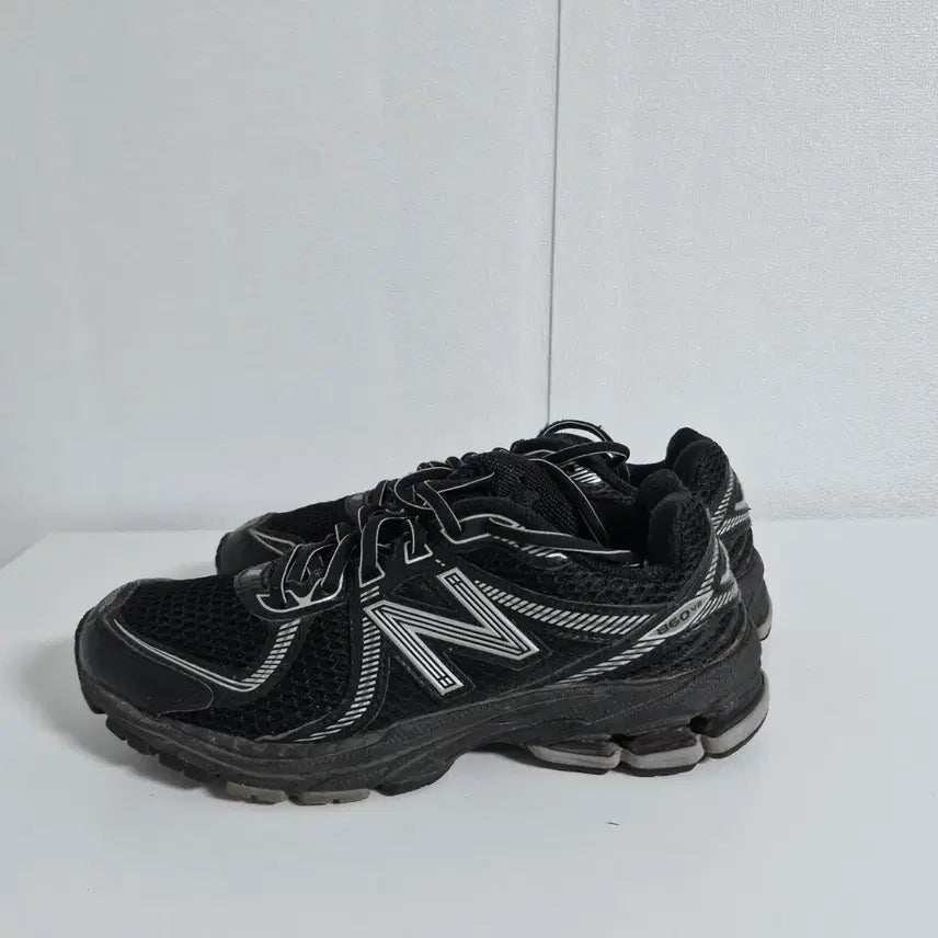 [BUNJANG] New Balance 860v2 Sneakers (Size 245) / 뉴발란스 860v2 (245)