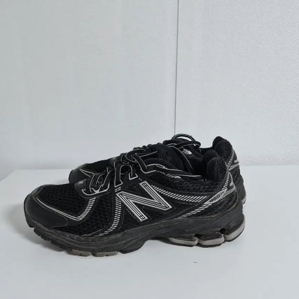 [BUNJANG] New Balance 860v2 Sneakers (Size 245) / 뉴발란스 860v2 (245)