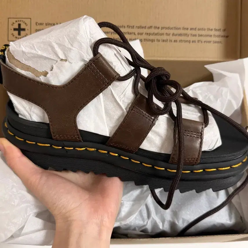 [BUNJANG] Dr. Martens Natilla Hydro Leather Sandals Brown EU36 / (W) 닥터마틴 나틸라 하이드로 레더 샌들 브라운 220(EU36)