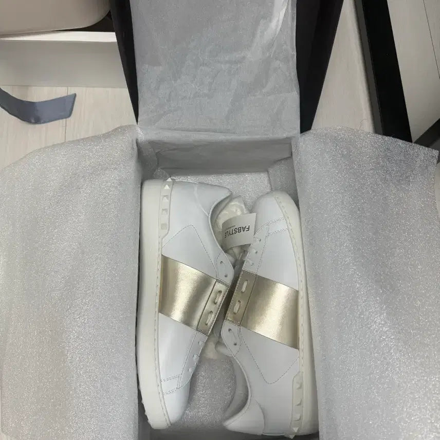 [BUNJANG] Valentino Rockstud Sneakers White Gold / 발렌티노 락스터드 스니커즈 화이트 골드