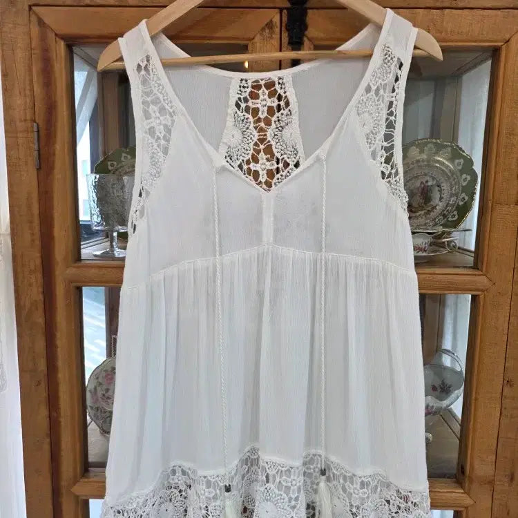 [BUNJANG] Crochet Lace Tassel Sleeveless Blouse / [무배]백크로셰 레이스 태슬 민소매 블라우스 (44~날씬55 추천)