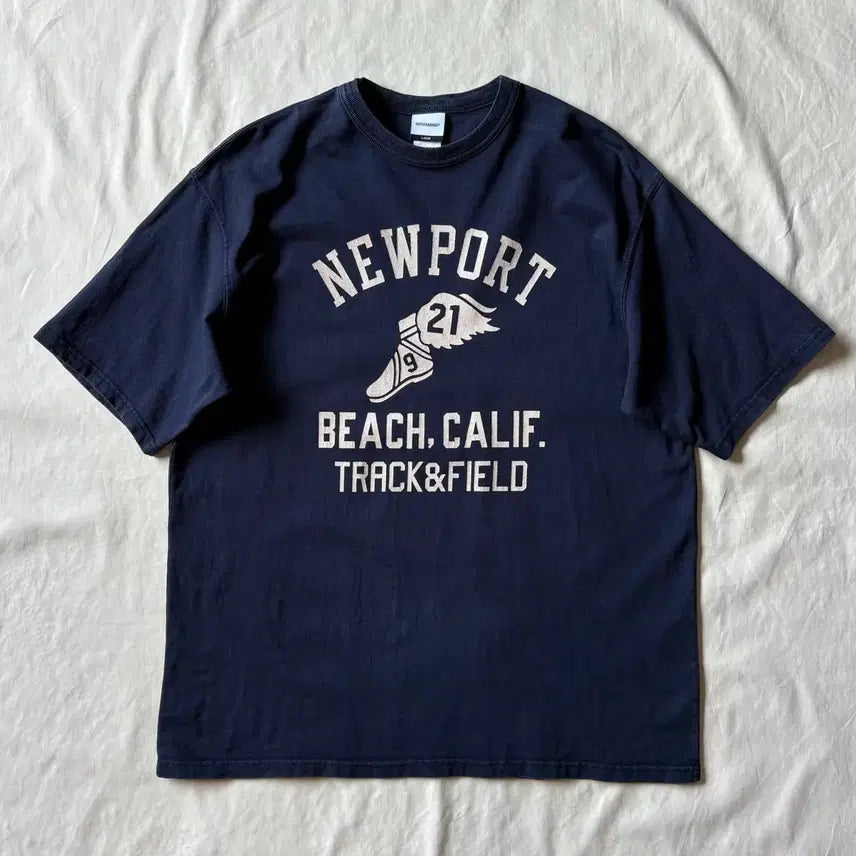 [BUNJANG] Outstanding V.S.C Tee (Newport) / [102-105] 아웃스탠딩 V.S.C TEE (NEWPORT)