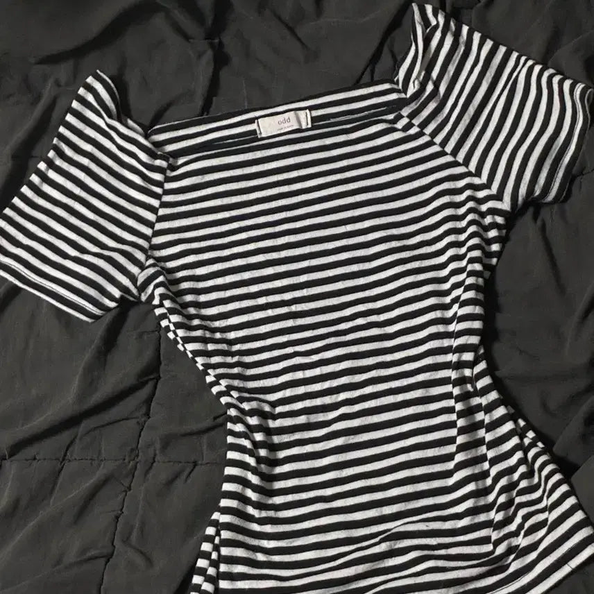 [BUNJANG] Off-Shoulder Striped Short-Sleeve T-Shirt / 오프숄더 줄무늬 반팔 티셔츠