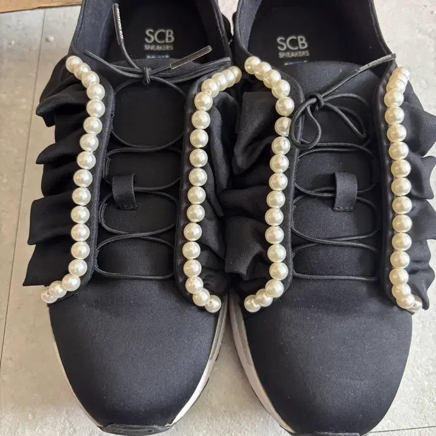 [BUNJANG] SUECOMMA BONNIE Black Pearl Embellished Sneakers (255) / 슈콤마보니 블랙 진주 장식 스니커즈 255 판매합니다