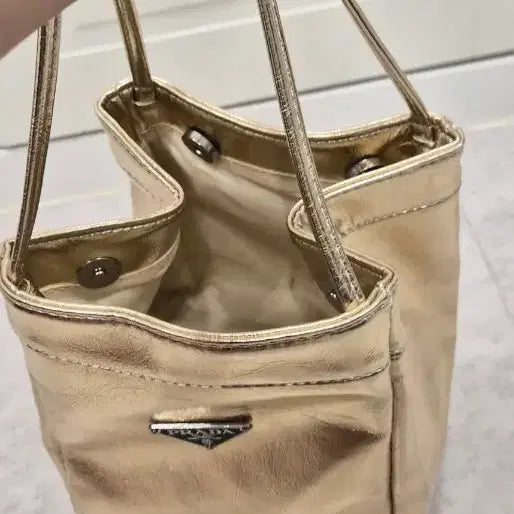 [BUNJANG] Gold Emblem Tote Bag / 여름에 어울리는 골드 금장 토드백