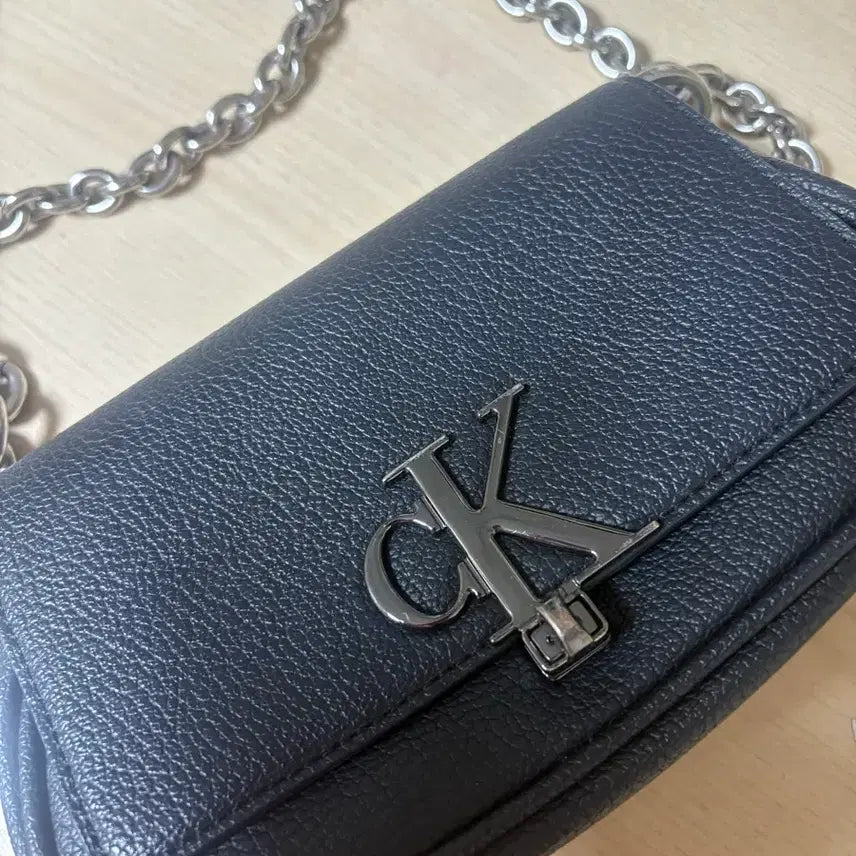 [BUNJANG] Calvin Klein Black Shoulder Bag / 켈빈클라인 숄더백
