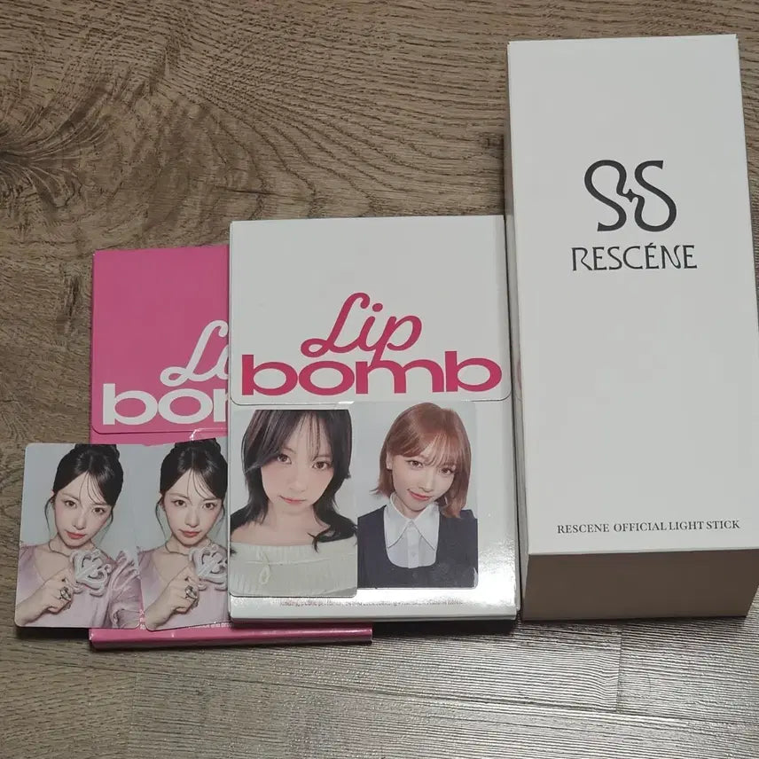 [BUNJANG] Le Sserafim Official Goods 'Lip Bomb' Album Event Kit Bundle Set / 리센느 공방 사녹 준비물 lip bomb 앨범 응원봉 일괄 양도
