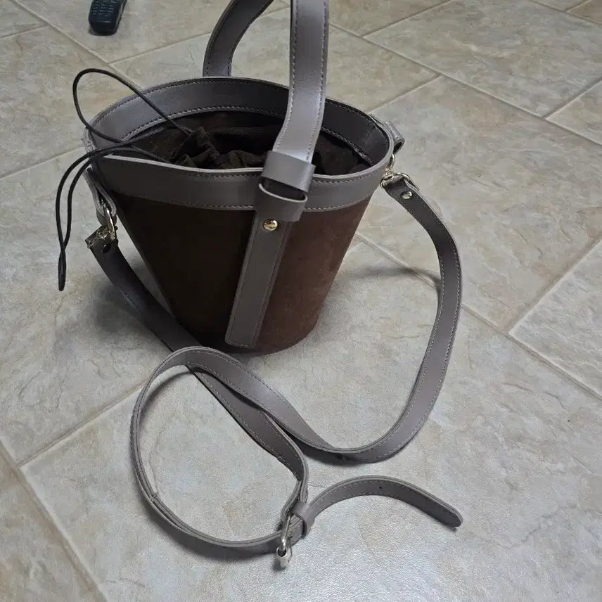 [BUNJANG] Suede Combo Bucket Bag Brown/Beige / 스웨이드 콤비 버킷백 브라운/베이지