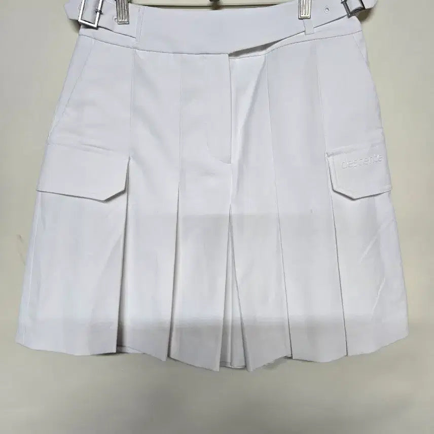 [BUNJANG] Descente Women's Pleated Golf Shorts White / 데상트 여성 플리츠 골프 반바지 화이트26)