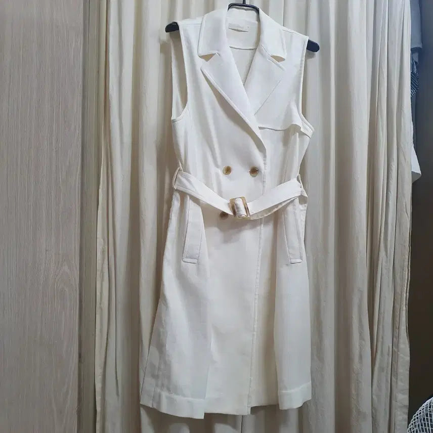 [BUNJANG] Aniveef Sleeveless Trench Coat White / Aniveef.민소매 트렌치 코트  화이트