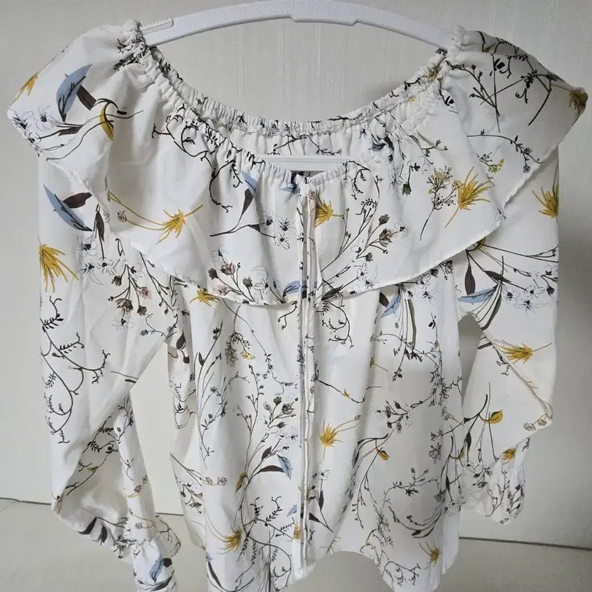 [BUNJANG] Off-Shoulder Floral Pattern Blouse / 오프숄더 플라워 패턴 블라우스