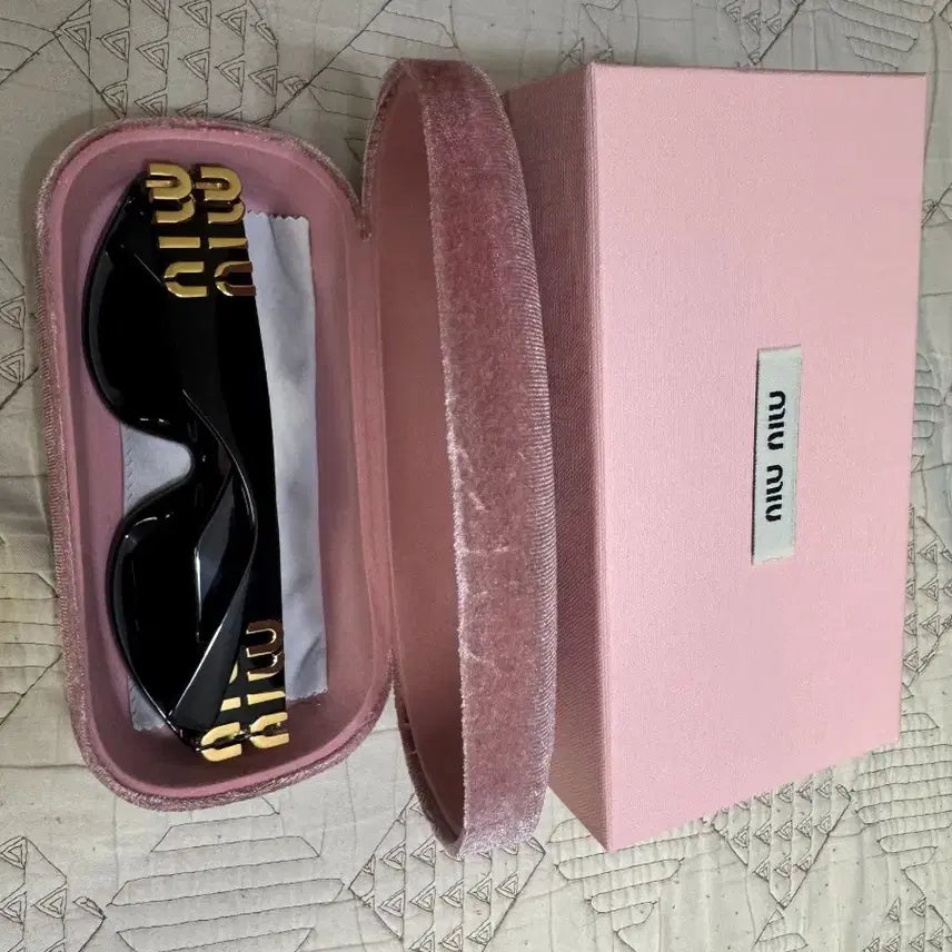 [BUNJANG] Miu Miu Black Sunglasses / 미우미우 블랙 선글라스