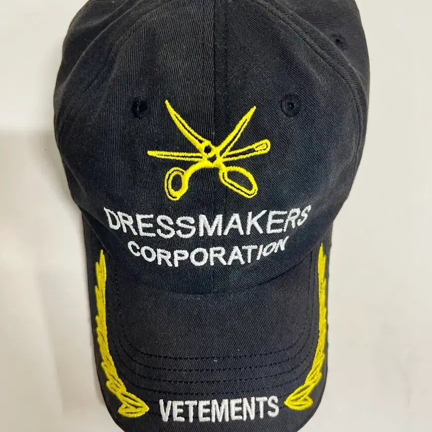 [BUNJANG] VETEMENTS x Reebok Dressmaker Baseball Cap / 베트멍 X 리복 드레스메이커 볼캡