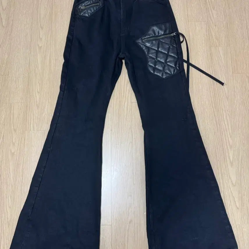 [BUNJANG] Emos Tense Club Leather Patch Flare Jeans Size 2 / 에모스탠스클럽 레더 패치 플레어진 2사이즈