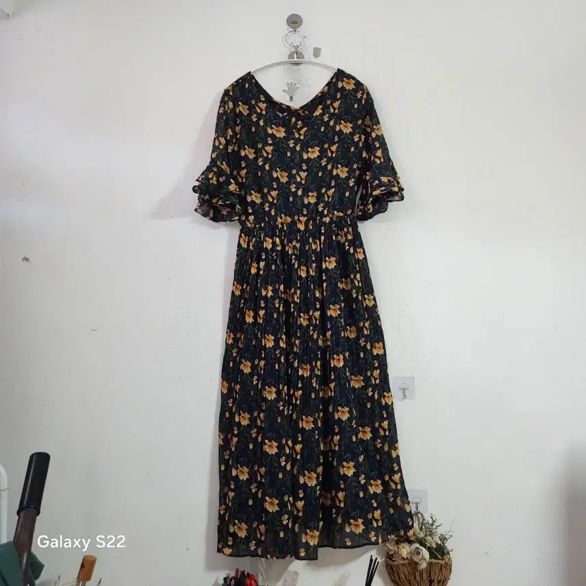 [BUNJANG] Floral Pattern V-Neck Shirring Dress / 플로럴 패턴 브이넥 셔링 원피스