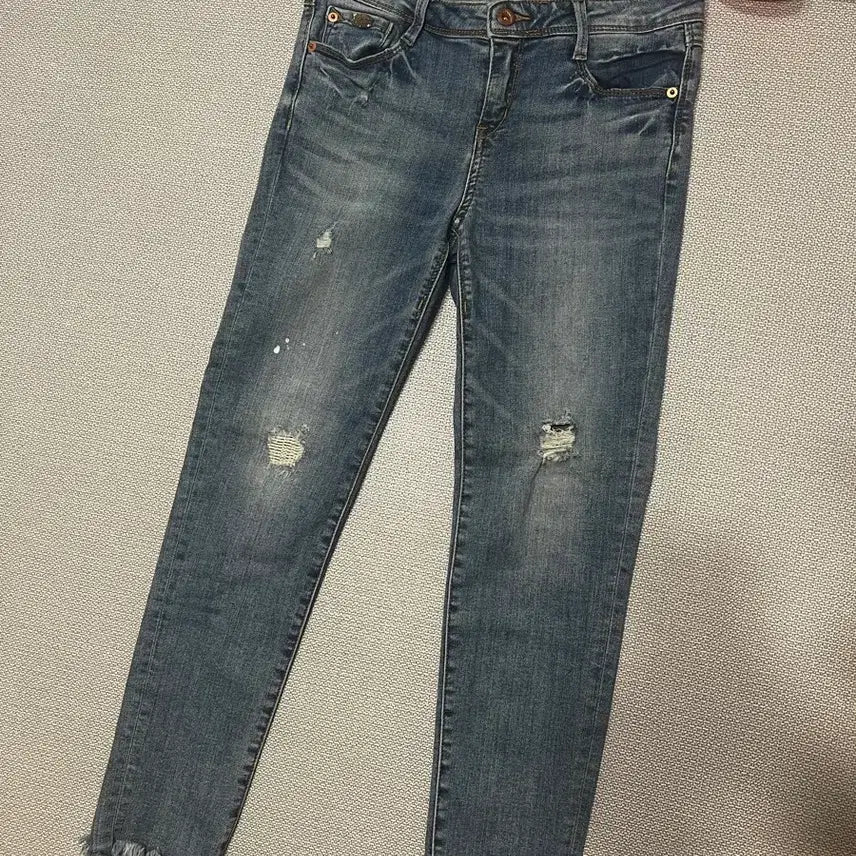 [BUNJANG] Indigo Stretch Denim Jeans with Distressed Details (Size 27-28) / 인디고 데미지스판끼있는 청바지 27~28정도