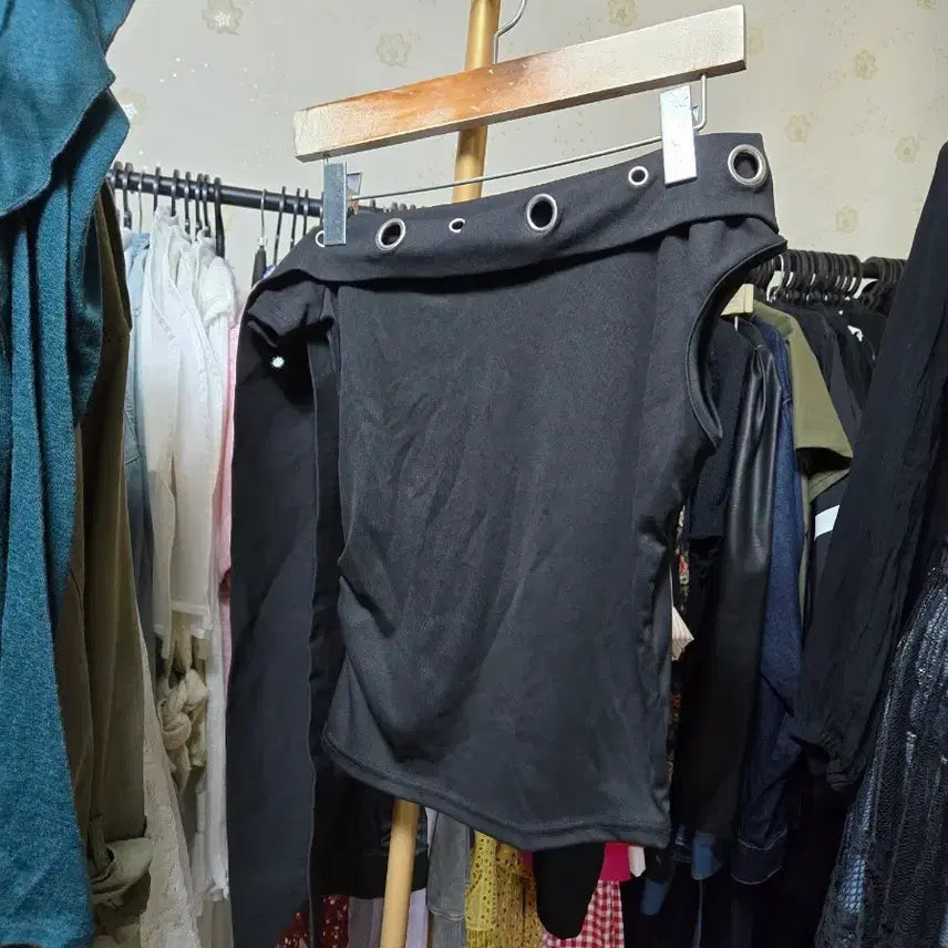 [BUNJANG] Black Off-Shoulder Top with Ring Detail / (새상품)블랙 오프숄더 링 장식 탑