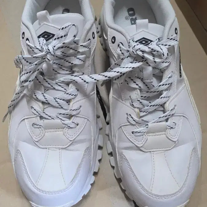 [BUNJANG] Umbro White Sneakers / 엄브로 스니커즈 화이트