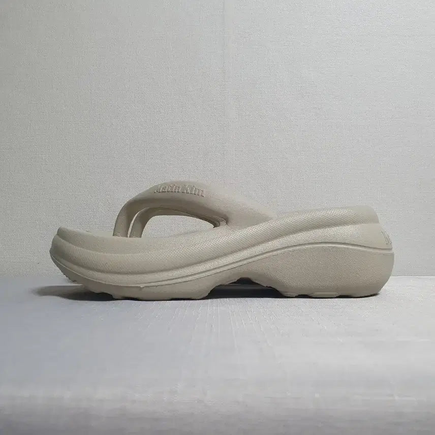 [BUNJANG] Matin Kim Platform Flip-Flop Sandals Beige / 250mm 마뗑킴 마틴폼 플랫폼 플립플랍 쪼리 베이지