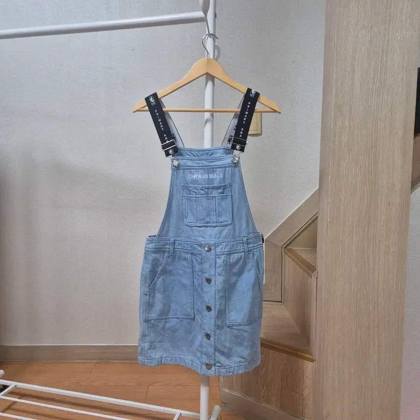 [BUNJANG] NBA Chicago Bulls Logo Denim Overall Dress - Size S / NBA 연청 데님 멜빵 원피스 S