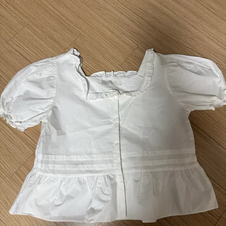 [BUNJANG] Puff Frill Button Square Neck Blouse - White / 무료배송. 새상품. 퍼프 프릴 반크롭 단추 스퀘어넥 블라우스 화이트