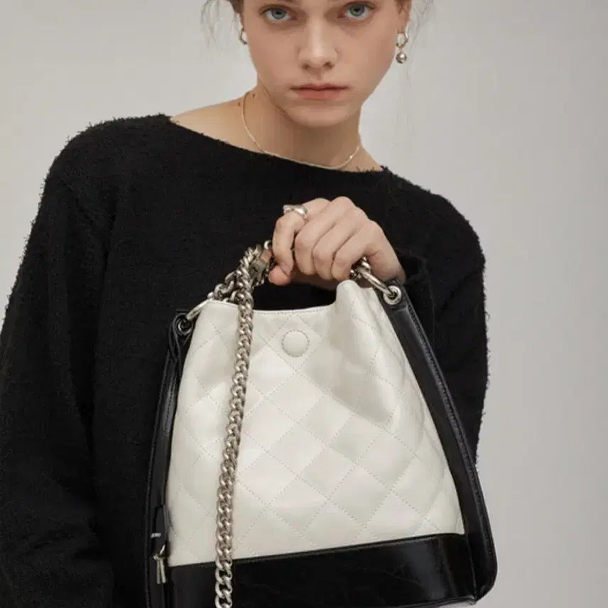 [BUNJANG] ADER Error Quilted Shoulder Bag Backpack / 아더앤드 화이트 블랙 숄더백 백팩 가방