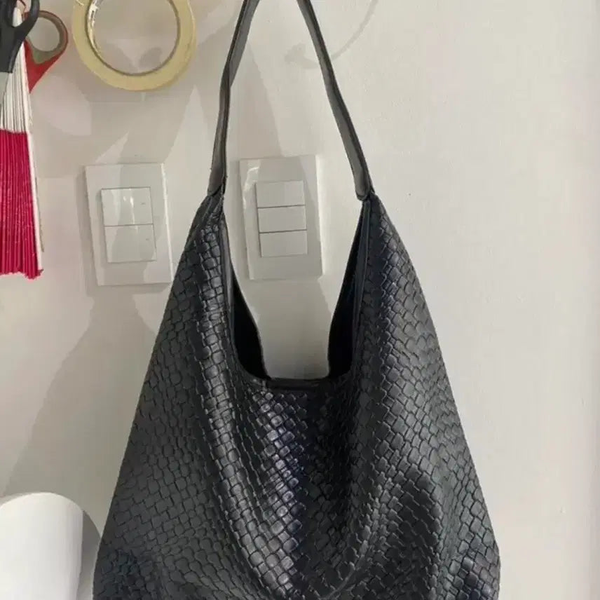 [BUNJANG] Black Woven Shoulder Bag / 블랙 위빙 숄더백