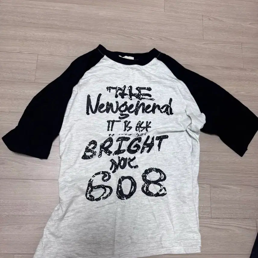 [BUNJANG] Black and White T-Shirt / 블랙 앤 화이트 티셔츠
