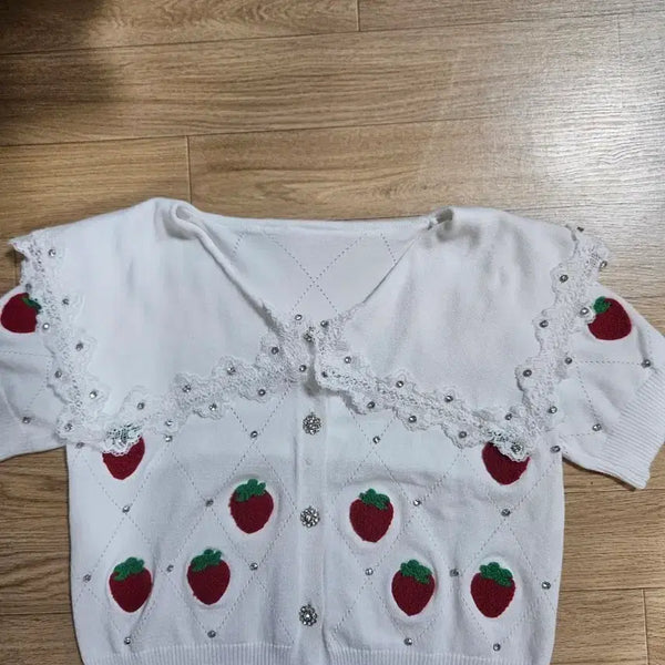 [BUNJANG] White Strawberry Embroidery Cardigan Size 66 / 화이트 스트로베리 자수 카디건 66
