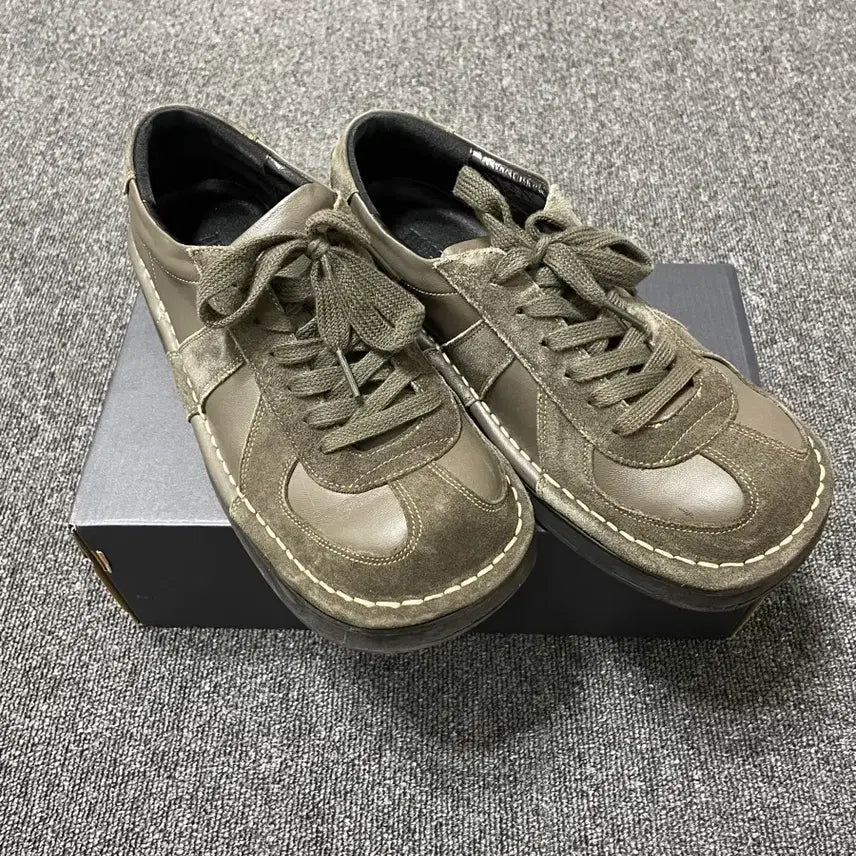 [BUNJANG] Millidog Twospace Khaki Size 240 Flats / 밀리독 투스페이스 카키 240사이즈 판매합니다