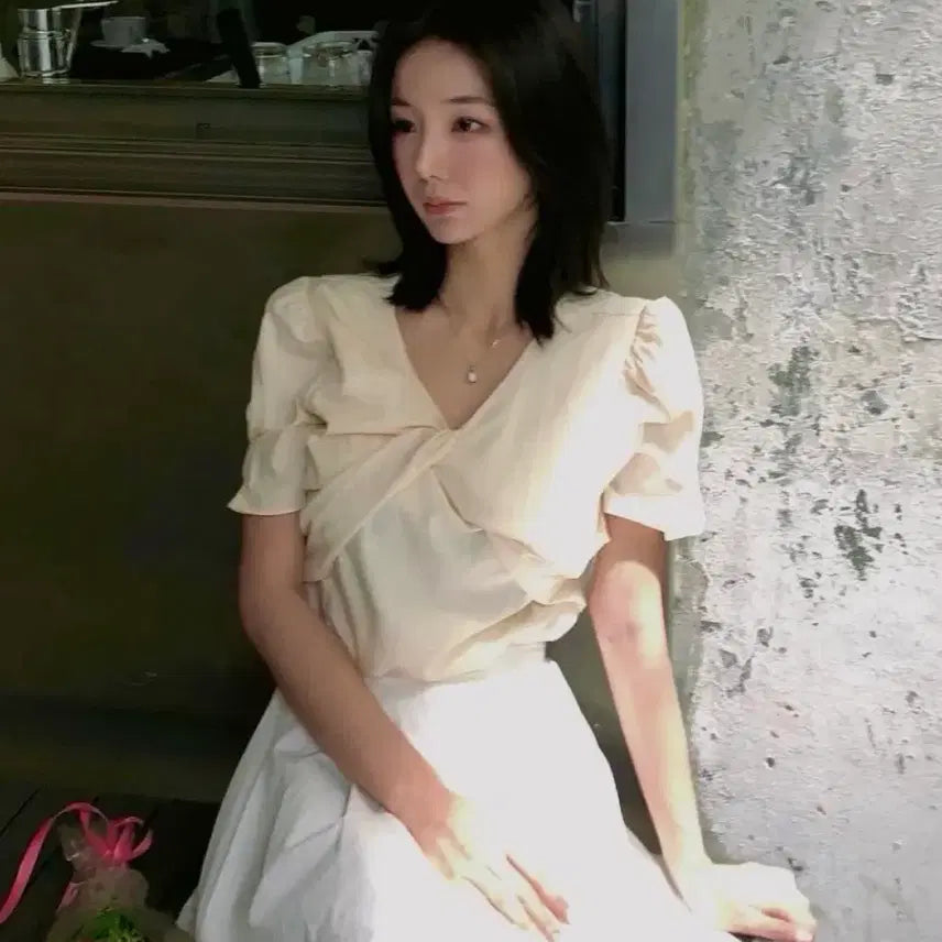 [BUNJANG] Dear My Muse Twist Blouse Cream Yellow / 드헤베 트위스트 블라우스 크림 옐로우