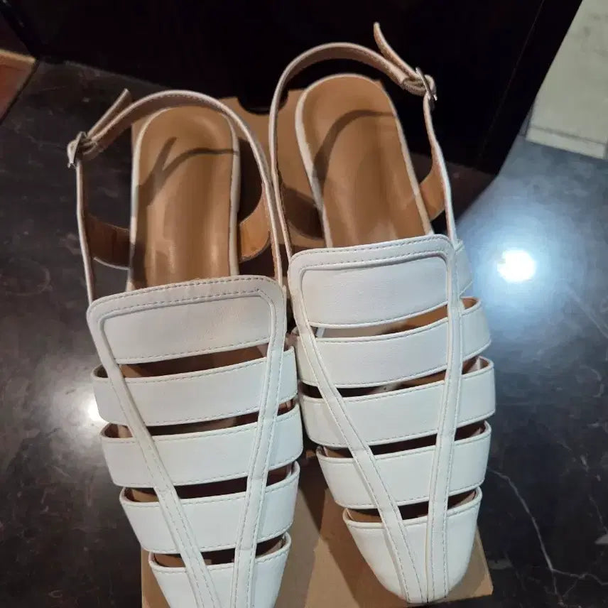 [BUNJANG] White Strap Sandals / 화이트 스트랩 샌들