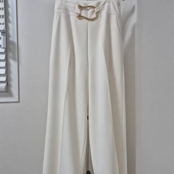 [BUNJANG] White Wide-Leg Trousers with Gold Buckle Detail / 화이트 와이드 팬츠 금장 버클 포함