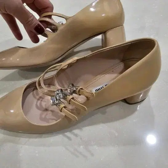 [BUNJANG] Miu Miu Mary Jane Pumps Beige Enamel Cubic Heels Size 38 / 미우미우 메리제인 펌프스 구두 38사이즈