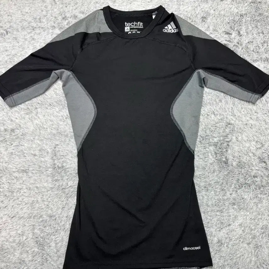 [BUNJANG] Adidas Techfit Short Sleeve Top (Size 95) / 아디다스 테크핏 (95)