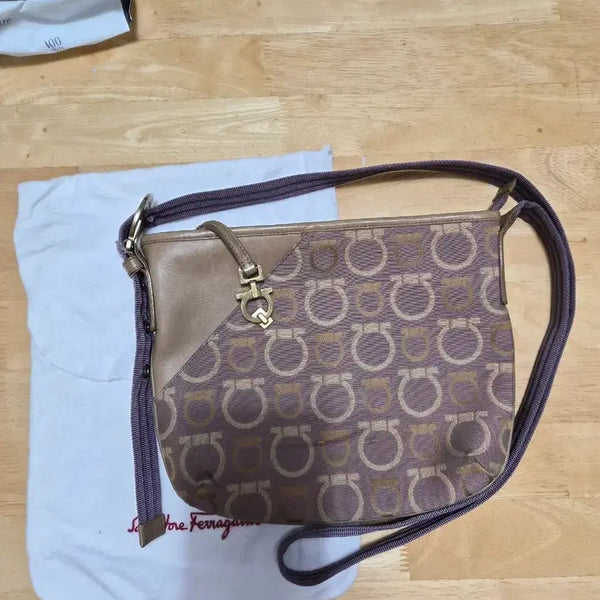 [BUNJANG] Salvatore Ferragamo Gancini Shoulder Bag Brown / 페라가모 간치니 숄더백 브라운