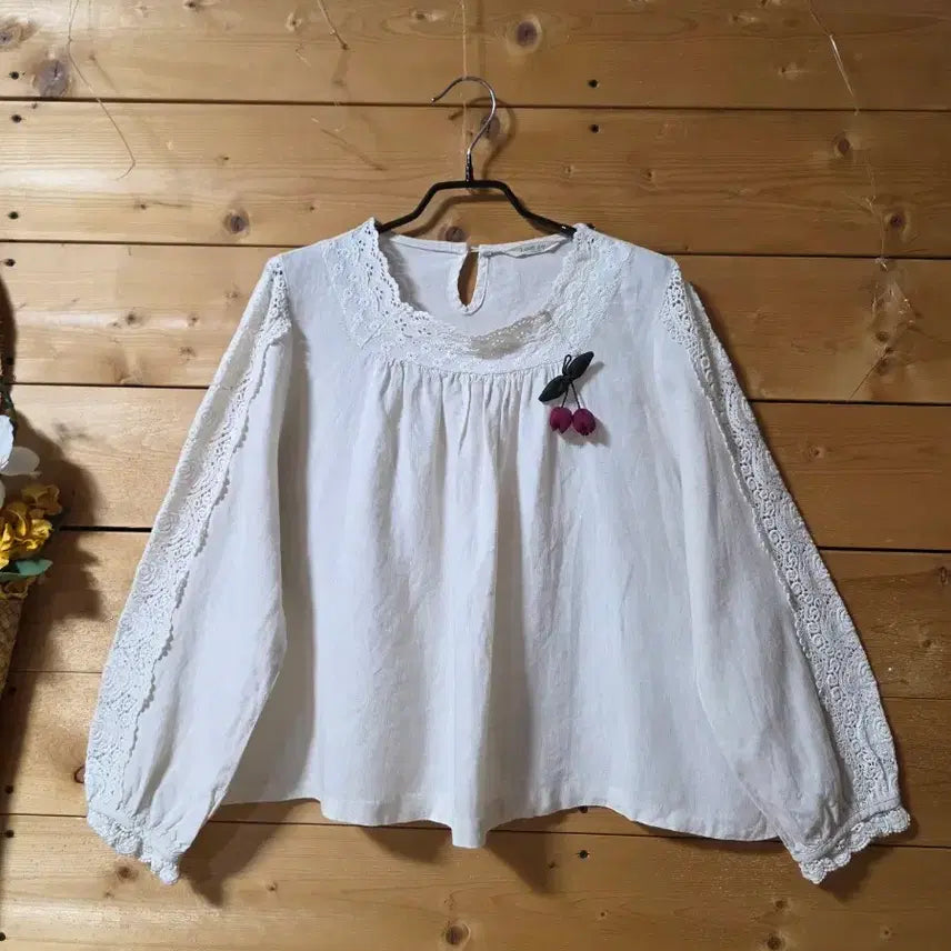 [BUNJANG] Giny Lace Trimmed Blouse with Corsage Detail / 2 story giny 레이스배색티 /코사지 코디용입니다
