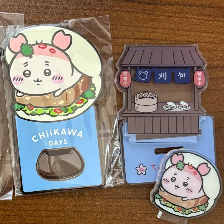 [BUNJANG] Chiikawa Days Taiwan Kani Acrylic Stand Set with Bottle Opener / 치이카와데이즈 대만 카니 병따개, 아크릴스탠드 세트