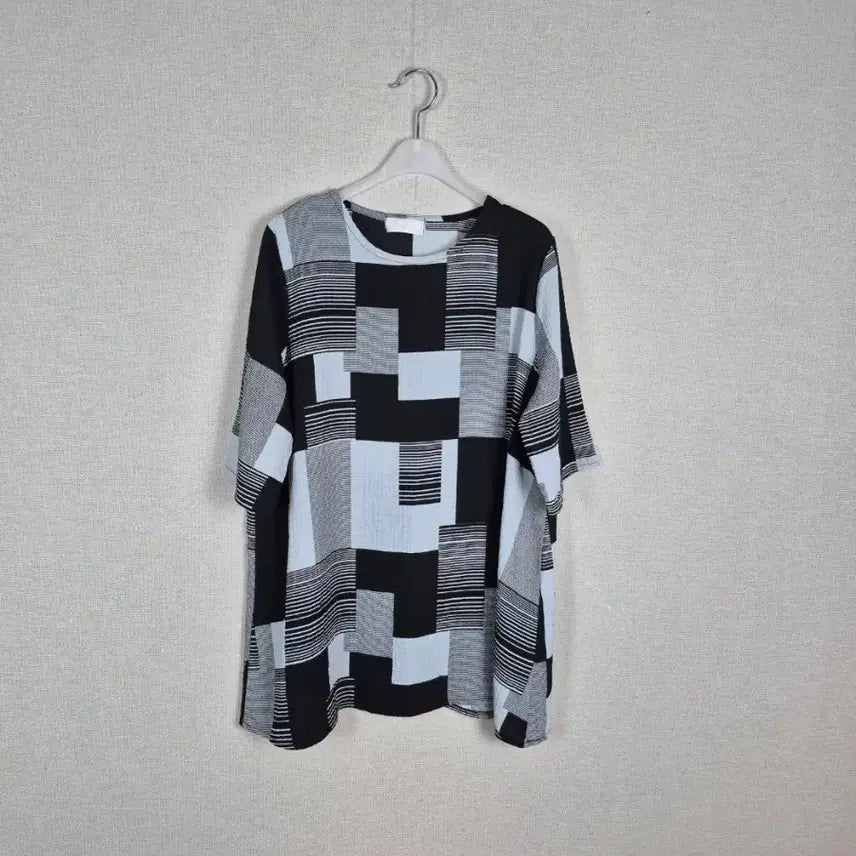 [BUNJANG] Modern Square Pattern A-Line Short Sleeve Blouse (Size M) / (#66,77추천/M)모던한 사각패턴 A라인 반팔 블라우스