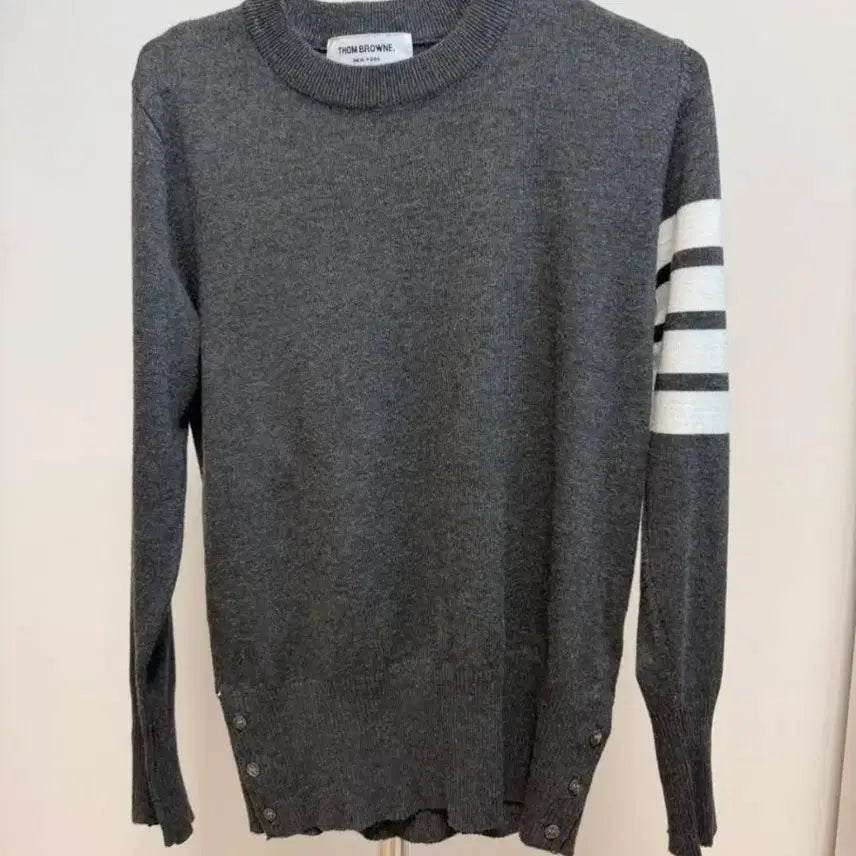 [BUNJANG] Thom Browne 4-Bar Armband Knit Gray / [매장구매] 톰브라운 4선 완장 니트 그레이