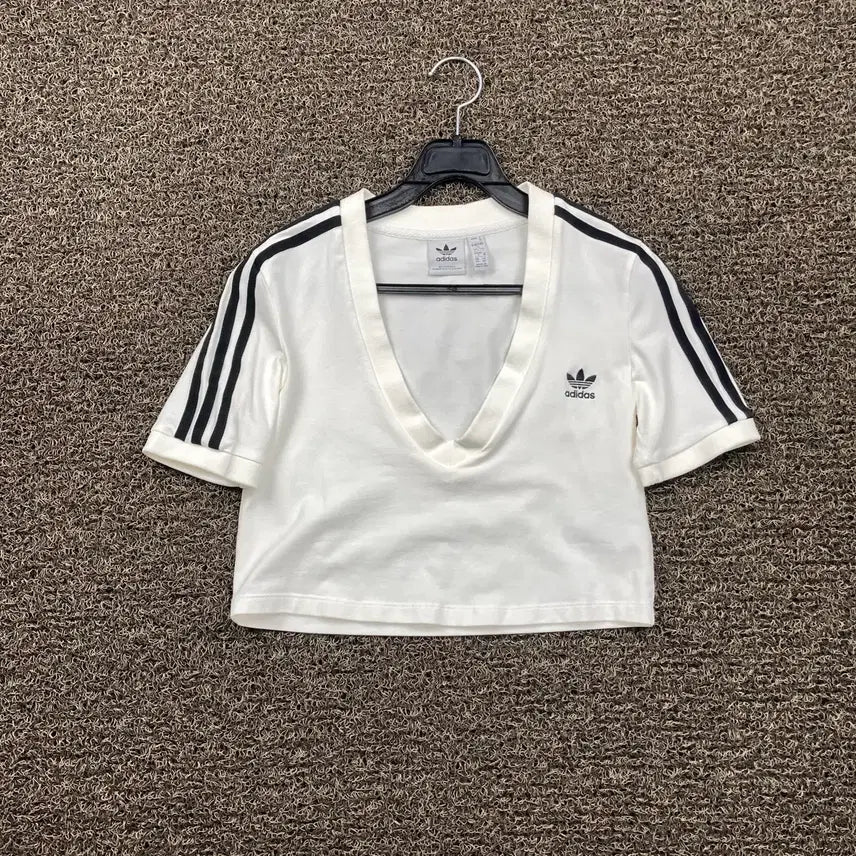 [BUNJANG] Adidas V-Neck Short Sleeve T-Shirt / 아디다스 브이넥 반팔 티셔츠