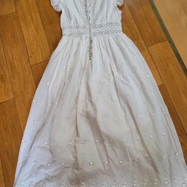 [BUNJANG] White Embroidered Punching Midi Dress / 화이트 자수 펀칭 원피스