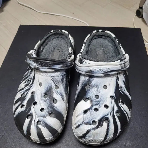 [BUNJANG] Crocs Marble Faux Fur Lined Clogs Size M10 W12 / 크록스 마블 퍼 클로그 M10 W12 상태매우좋음