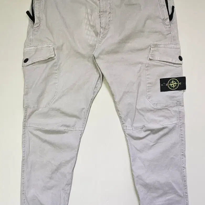 [BUNJANG] Stone Island Garment Dyed Patch Cargo Jogger Pants Light Grey / 스톤아일랜드 가먼트 다이 와펜 패치 카고 조거 팬츠 연그레이(36)