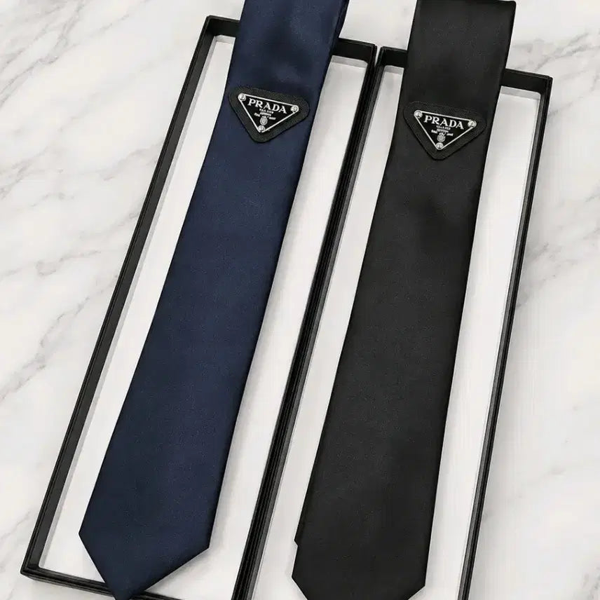 [BUNJANG] Prada Triangle Metal Logo Silk Necktie / 프라다 삼각 메탈 로고 실크 넥타이 (블랙/네이비)